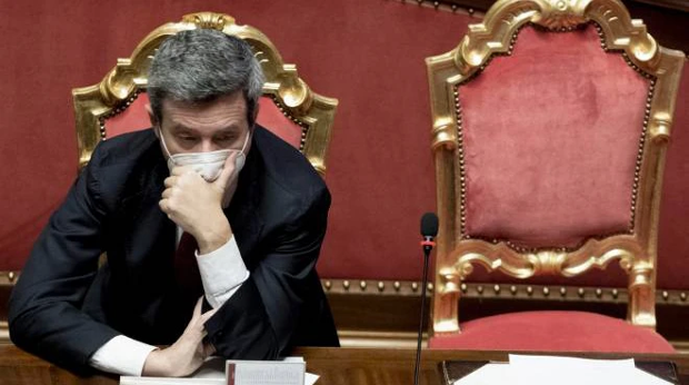 Ormai la scadenza del 30 giugno è diventata una farsa. Confermata o rinviata sono tutti concordi che gli industriali devono potersi  liberare degli operai che vogliono. Tutti impegnati ad inventarsi nuovi ammortizzatori, la caduta nel licenziamento deve essere ammorbidita. 