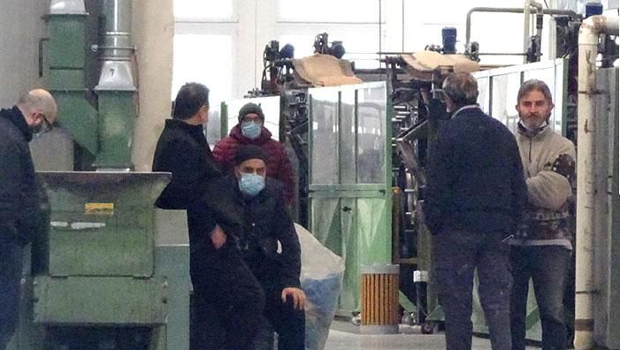 Sono tutti indignati: i ministri, gli stessi che hanno ridotto le ispezioni sul lavoro del 57% in 8 anni, i dirigenti sindacali che ci hanno tolto l'arma dello sciopero per protestare contro gli assassini sul lavoro. Uno sciopero generale era il minimo, sono arrivati solo lagnosi comunicati.