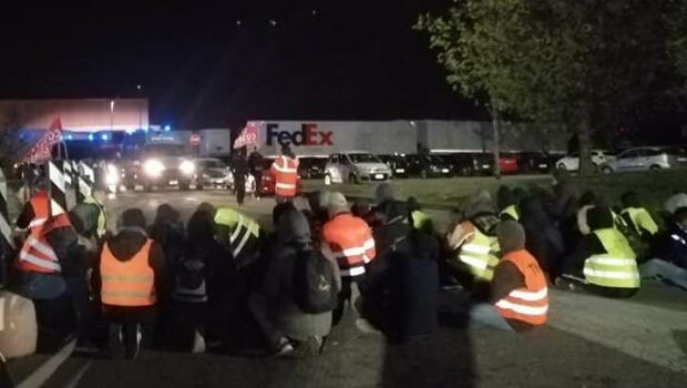 Comunicato del SI Cobas sugli scontri davanti ai cancelli della Fedex Zampieri di Tavazzano giovedì notte.