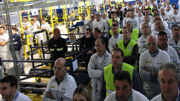 I capi sindacali di CGIL-CISL-UIL condannano a parole  l'assassinio del sindacalista del Si Cobas, senza però alzare un dito. Ma l'istinto di una classe a protestare quando uno dei suoi lottatori cade per mano del padrone è insopprimibile. Gli scioperi nelle fabbriche continuano.