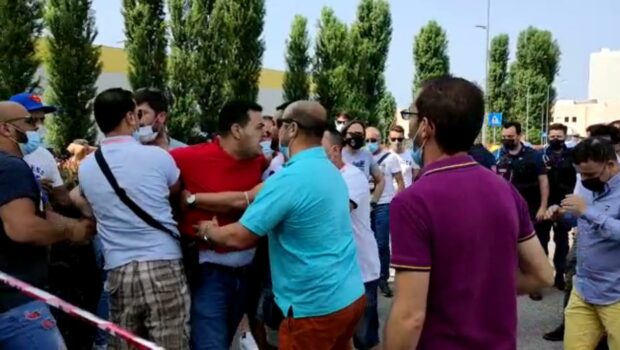 Già oggi sono cominciati i primi scioperi nelle fabbriche, fra i metalmeccanici. La distanza fra chi ha lottato con eroismo, pagando con la vita la lotta contro i licenziamenti e i soprusi, e chi si è illuso di difendersi accettando ogni cosa va colmata. Una sola classe, una sola risposta rabbiosa, sciopero.