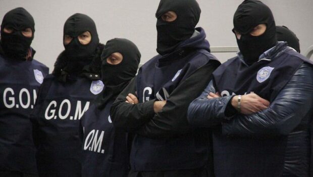 I video della mattanza di S. M. Capua Vetere hanno reso impossibile negare l'accaduto. È scattata subito la litania sulle "mele marce" e il "tradimento della Costituzione". Ma nei pestaggi è coinvolto praticamente tutto il personale penitenziario e la catena di comando. Così come la Costituzione dà ampi margini di manovra agli organi repressivi. Non è un caso che di pestaggi e violenze è piena la storia delle carceri italiane.