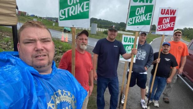 Nel più grande stabilimento Volvo al mondo, per volumi produttivi, gli operai continuano a bloccare la produzione respingendo per  tre volte le ipotesi di contratto concordate tra i sindacalisti corrotti dello UAW e il padrone. Comitati di solidarietà con gli operai della Volvo in sciopero si sono costituiti in diversi stabilimenti (Ford di Cleveland, Indianapolis). Che si inventeranno ora i sindacalisti venduti e i padroni della Volvo?