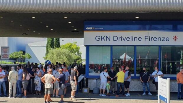 Alla GKN padroni e sindacalisti preparano il solito copione: chiusura della fabbrica, intervento del governo, un po' di ammortizzatori sociali al posto del reddito di cittadinanza e poi tutti a casa.
Gli operai della GKN hanno dimostrato più volte di essere determinati.
A Firenze possiamo vedere un altro film.