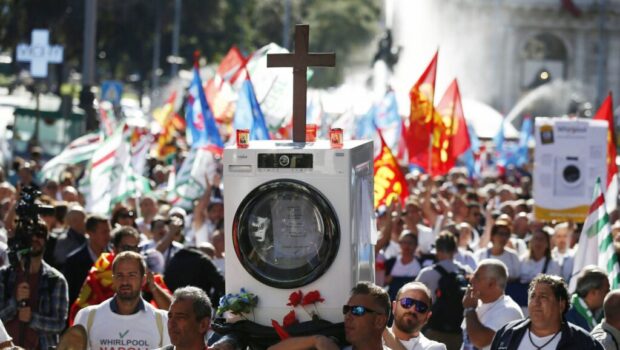 Due anni di vertenza che i sindacati hanno condotto con rituali precisi, ben rodati nella sterminata storia di vertenze finite con un pugno di mosche per gli operai. Gli operai Whirlpool potranno mai accontentarsi di questo ennesimo fallimento?