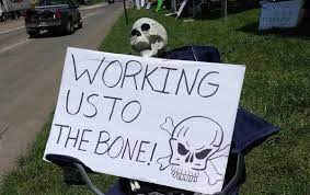 Gli operai iscritti al sindacato hanno bocciato l’ipotesi di contratto e hanno abbandonato il lavoro questa settimana, vogliono la fine del blocco dei salari, dichiarano anche di essere costretti a lavorare fino a sei sette giorni alla settimana