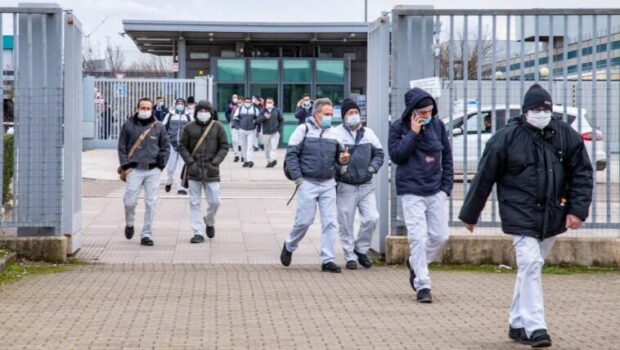 Gli operai hanno votato in massa per delegati che dovranno obbedire alle segreterie sindacali firmatutto. Le proteste di questi mesi non si sono potute manifestare nelle urne, ma ... tra schede bianche e nulle e non votanti circa 800 operai non sono stati al gioco
