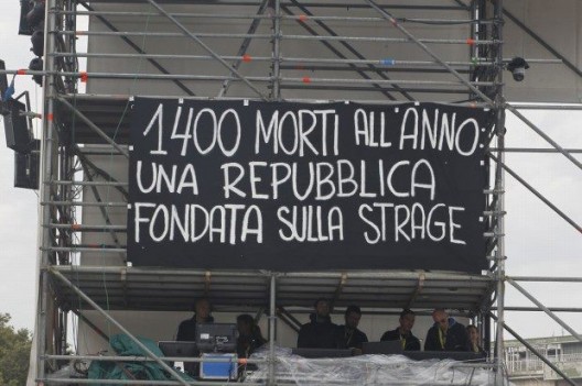 Mentre pubblichiamo questo articolo altri due operai sono morti uccisi sul lavoro a Milano. La strage non si ferma. Ce n’è abbastanza per uno sciopero di protesta di tutte le categorie contro i veri responsabili, i padroni affamati di profitti. Ma i capi sindacali sono impegnati a chiacchierare sul lavoro sicuro con il capo del governo