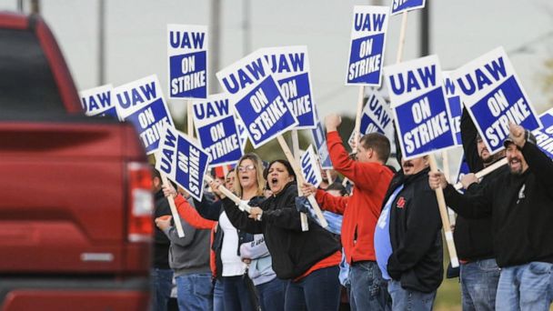 È successo alla John Deere, 10.000 operai sono scesi in sciopero, hanno rimandato al mittente un accordo fra azienda e sindacato su un aumento miserabile e ripreso l'agitazione. L'esempio è forte. Fra le nebbie sulla pandemia ritorna centrale la questione del salario operaio
