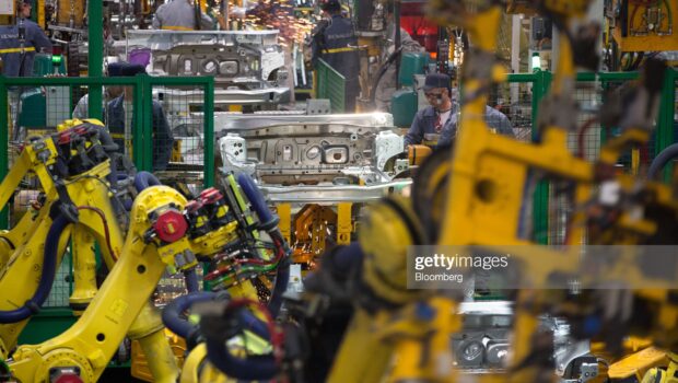 Per gli operai è stata sempre una vita consumata per il padrone come gli schiavi di un tempo ma adesso il peso si sente ancora di più