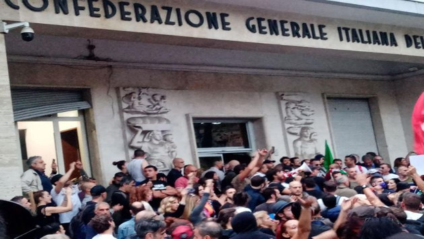 Come è potuto succedere che una banda di fascisti uscita da una manifestazione di 10.000 persone per le vie di Roma abbia fatto irruzione nella sede centrale della CGIL, mettendo sottosopra ogni cosa?