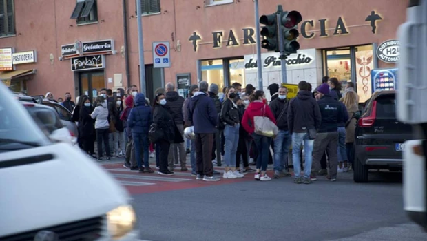 A firma di sei delegati della RSU della Piaggio un volantino in cui si fissano i termini per affrontare la questione del green pass tenendo uniti tutti gli operai sulla stessa linea di difesa