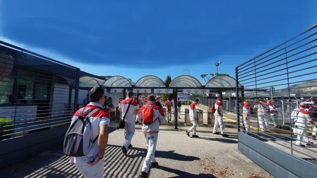 Per tutto il mese di settembre i capi sindacali hanno minacciato fuoco e fiamme sul futuro dello stabilimento ma senza promuovere nemmeno un'ora di sciopero. Oggi siamo nella condizione che con un semplice comunicato gli operai vengono mandati a casa, la fabbrica chiusa l'1 e il 4 ottobre. Siamo nel pieno caporalato industriale