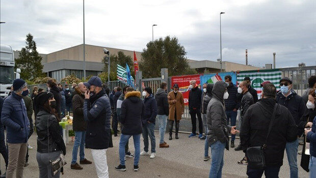 Gli operai della fabbrica tarantina sono in presidio permanente da luglio per impedirne la chiusura. Non riuscendo a prenderli per stanchezza, i padroni del Cotonificio Albini minacciano il ricorso alla forza pubblica per riprendere possesso dei macchinari