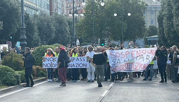 In molte fabbriche cresce il rifiuto del green pass, all’inizio solo critiche sul modo di controllo, poi sulla gratuità dei tamponi, infine dai portuali triestini il rifiuto netto e senza mediazioni. Ora è il governo a tremare.