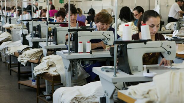 Nella manovra sul fisco, per milioni di operai, lavoratori e pensionati poveri non c’è un centesimo. Dopo i 40 mila euro iniziano gli sconti più consistenti. Tentano di comprarsi il sostegno di una piccola borghesia impiegatizia e di dipendenti medio alti della pubblica amministrazione, gli operai devono accontentarsi dei bassi salari e sgobbare in silenzio.