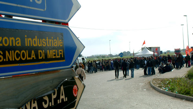 La situazione di parte operaia è critica. I problemi della cassa integrazione incontrollata, dei salari da fame, degli incentivi per spingere la gente a licenziarsi, non trovano nei sindacalisti nessuna opposizione. Non c’è altra strada che rifare i 21 giorni del 2004.