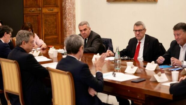 Dalla minaccia di una mobilitazione generale per fermare il governo sulle pensioni, Landini, in accordo con gli altri capi sindacali, ha girato la frittata: si faranno assemblee informative e poi si vedrà. La FIOM lasciata sola con i suoi scioperi