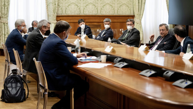 La miseria operaia cresce, la strage operaia continua, la pensione si allontana ma la “conquista del tavolo” è diventato l’unico obiettivo di capi sindacali ormai cotti.