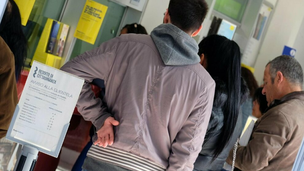 Per ridurre il reddito di cittadinanza fanno diventare un caso una piccolissima percentuale di percettori illegali. I ricchi non hanno ritegno, dall'alto dei loro redditi milionari vogliono togliere ai poveri un'elemosina di Stato.