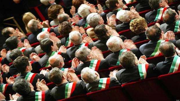 Nello stesso momento in cui fanno la guerra ai poveri del reddito di cittadinanza, mentre i salari operai sono in discesa per l’aumento dei prezzi, il governo e il parlamento varano un mega aumento degli stipendi per gli amministratori locali. Poi si chiedono da dove proviene il malcontento sociale.