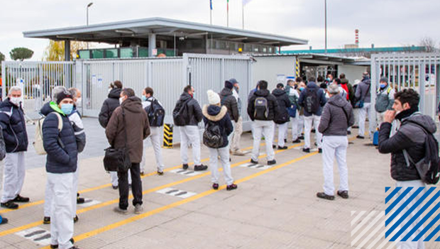 Michele lavora alla Stellantis di Melfi, ha 25 anni di linea di montaggio.
Non biasima i giovani che scappano, ma sa che lo fanno perché hanno altre possibilità.
Lui non può farlo. La famiglia da sostenere, il mutuo da pagare.
Da un articolo di Basilicata24.it