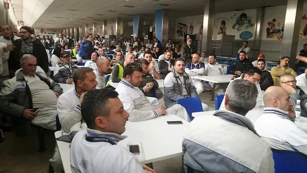 Stellantis Pomigliano, si tratta di tenere fuori dalla fabbrica 2602 operai. I sindacalisti compromessi firmano tutto quello che l'azienda "propone", ma nei comunicati ufficiali, quando ci sono, fanno la voce grossa raccontando un sacco di bugie. Dopo il commento, il testo dell’accordo e la falsa rappresentazione nel comunicato sindacale.