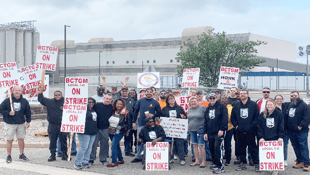 Dopo Deere, continua lo sciopero ad oltranza degli operai della Kellogg’s, iniziato il 5 ottobre. Lo scontro è duro, sono stati assunti dei crumiri per coprire gli scioperanti ma l’operazione non è riuscita, i picchetti tengono e la trattativa si riapre. C’è da imparare, siamo una classe internazionale.