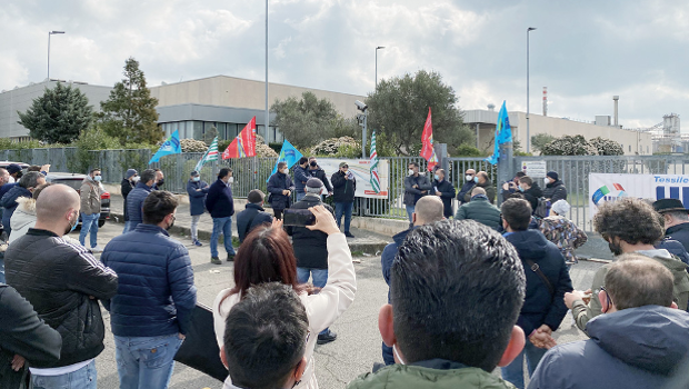 Alla Tessitura di Mottola un film già visto, con la regia di padroni e sindacati: prima le minacce di sgombero armato, dopo l’accordo per incentivare l’autolicenziamento. È così che vengono chiuse tante fabbriche e mandati alla fame migliaia di operai. Ma questa volta gli operai lo hanno respinto