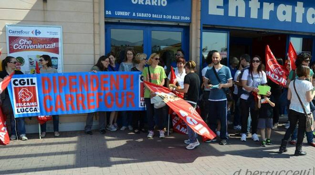 Si è conclusa con due accordi la vicenda degli esuberi di Carrefour. Manager e sindacalisti si lavano la faccia concordando la lotta ai contratti pirata, ma aprono a disperdere i dipendenti fra un centinaio di piccoli padroncini, incentivi per autolicenziarsi e qualche fumoso impegno alla formazione. I veri pirati sono loro. 