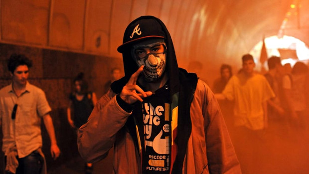 Giustificano l’aumento dei prezzi delle merci con l’aumento dei costi. L’aumento dei costi delle merci, che servono per riprodurre la nostra forza lavoro, giustifica la necessità di un forte aumento salariale. A quando i primi scioperi?