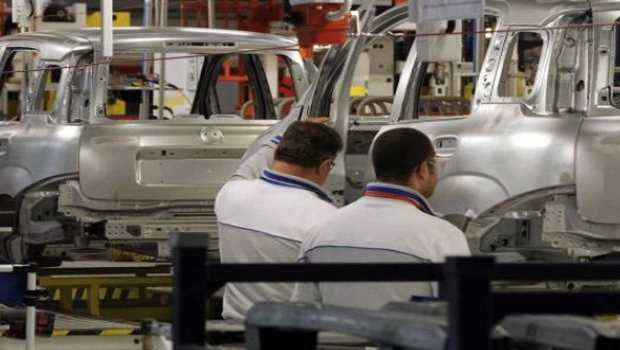 Il progetto è chiaro, ottenere mano libera dai sindacati per poter disporre degli operai fino a coprire sabato e domenica. Poi, a scelta aziendale, quasi giornaliera, tirarli a lavorare a ciclo continuo o lasciarli a casa inattivi a salario ridotto.