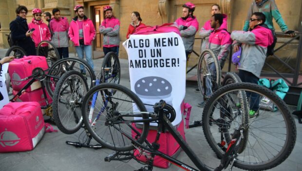 Morto ieri, 21 febbraio, a Genova dopo due giorni d'ospedale un rider di 19 anni, si è schiantato contro un muro lavorando. La morte per il profitto non risparmia nessuno, operai, rider e studenti.  In questa situazione la protesta a Torino della gioventù di Sabato 19 contro la Confindustria è stato solo un piccolissimo anticipo