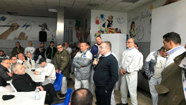 La comandata di sabato, inaccettabile per gli operai, ha scosso anche i sindacalisti più servizievoli che hanno emesso un comunicato critico nei confronti dell'azienda. La rabbia operaia è difficile da contenere ...