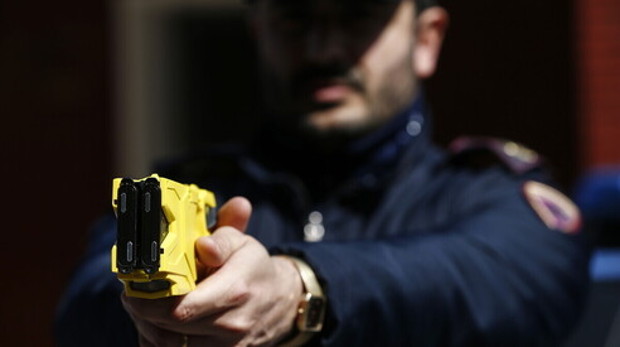 Dietro il polverone delle armi agli ucraini si nascondono affari miliardari realizzati vendendo armi a Putin, da Renzi a Draghi, nel 2015 per 29 milioni e nel 2021 per 21,9 milioni di euro. Ora l’occasione è buona per finanziare per i prossimi anni un aumento delle spese militari del 43%.