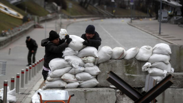 Gli anarchici ucraini prendono parte alla resistenza armata contro l'esercito dell'imperialismo russo. Da un comunicato  del Comitato di Resistenza Gloria  a Makhno. Una risposta a tutti gli schizzinosi antimperialisti parolai della piccola borghesia in Italia che non dicono una parola a sostegno della Resistenza in Ucraina.
