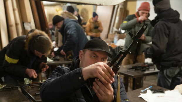 Una rete internazionale di importanti sindacati di base composta da Conlutas Brasile, Cgt Spagna e Solidaire Francia lancia una campagna a sostegno degli operai e delle operaie che combattono nella resistenza in Ucraina. Intervista al dirigente di Conlutas, Herbert Claros, pubblicata il 19/4/2022 su “Dinamopress”