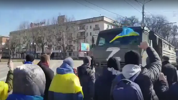 Contro la generica denuncia umanitaria della guerra, a fianco degli operai che resistono armi in pugno all’imperialismo russo e mondiale, affrontiamo il problema centrale di oggi: un partito indipendente degli operai in ogni paese. 