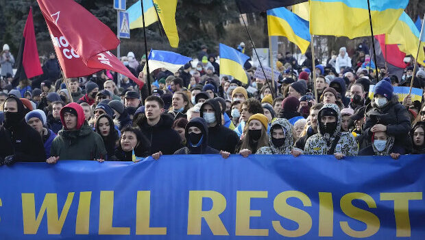 Dirigenti sindacali imbalsamati, equidistanti fra imperialisti e nazioni oppresse, bombardate e massacrate, non sostengono la resistenza ucraina e nello stesso tempo non difendono i salari operai. Sono due facce della stessa politica.