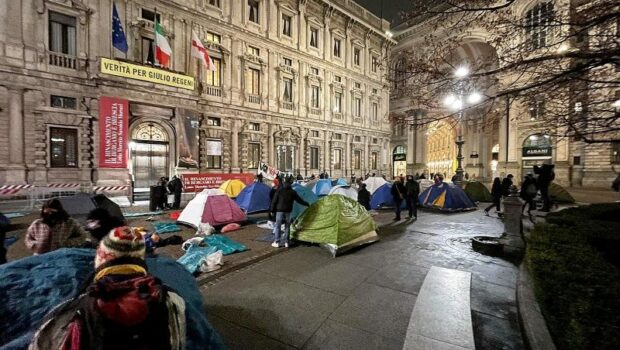 Nel parlamento dei borghesi, grandi e piccoli la questione salariale degli operai non trova spazio. E’ più semplice promettere briciole ai poveri, i profitti dei padroni non possono essere toccati. I dirigenti dei sindacati sono imbalsamati.