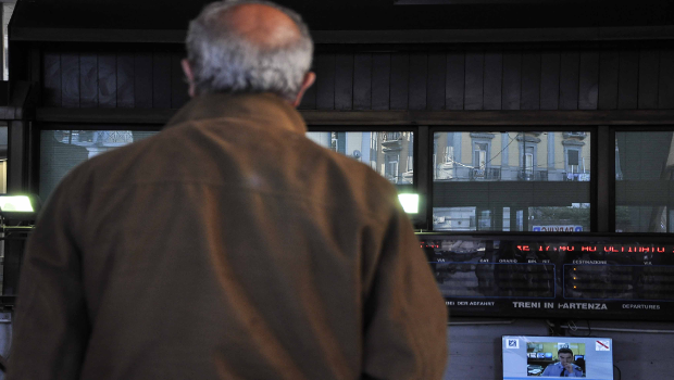 Un gruppo di macchinisti della EAV la più importante azienda dei trasporti di Napoli e provincia sono scesi in agitazione, i soldi sono pochi e le condizioni di lavoro insopportabili per il caldo. I manager parassiti si sono scatenati: “ è già tanto che lavorano”; “ faremo intervenire la questura”
