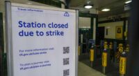 Alla rapida ascesa dell'inflazione, quella ufficiale al 9% in Gran Bretagna, rispondono i ferrovieri con gli scioperi che bloccano il paese ...
