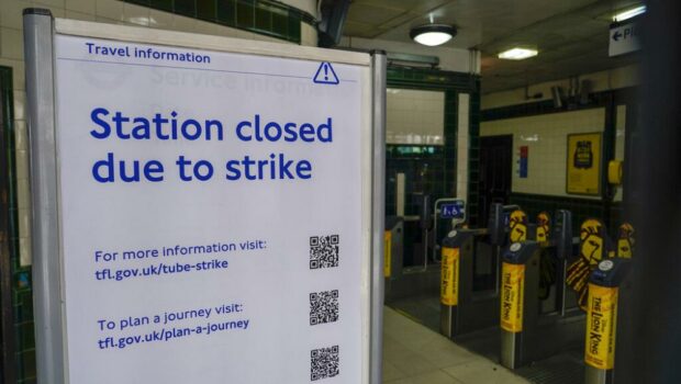 Alla rapida ascesa dell'inflazione, quella ufficiale al 9% in Gran Bretagna, rispondono i ferrovieri con gli scioperi che bloccano il paese ...