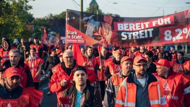 Non è necessario essere rivoluzionari per difendere il salario operaio, basta solo fare i sindacalisti che, per necessità o costrizione, ascoltano le rivendicazioni dei loro iscritti, vedi l’IG Metal. Quello che non fanno i capi tromboni dei nostri sindacati impegnati nelle grandi questioni di politica economica mentre i salari in Italia sono i più bassi in Europa.