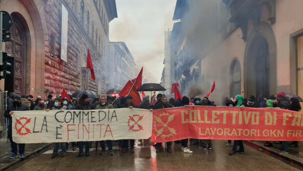 Continua il braccio di ferro tra operai e padrone. Gli operai sanno che il controllo di macchinari e prodotti finiti è il loro vero punto di forza nella trattativa