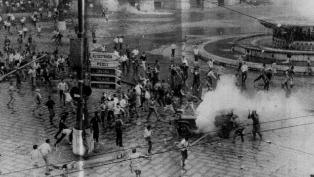 L’entrata in scena degli operai come forza indipendente è spesso annunciata da rivolte improvvise, con cui vengono spazzate via in un baleno tutti i legami e i ricatti che li hanno tenuti asserviti. Gli operai mostrano così a tutte le forze che difendono la vecchia società quale nemico irriducibile hanno di fronte.