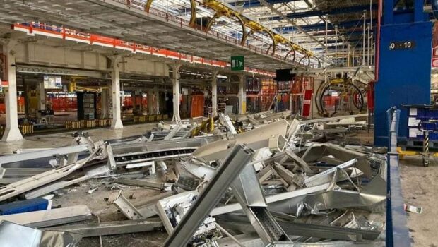 A Melfi sindacalisti venduti e politici da strapazzo sono già al lavoro per coprire le responsabilità di Stellantis nell'ondata di esuberi nella logistica, anticamera di licenziamenti. Sono già al lavoro con i soliti ammortizzatori sociali per coprire i licenziamenti e mettere gli operai alla fame.