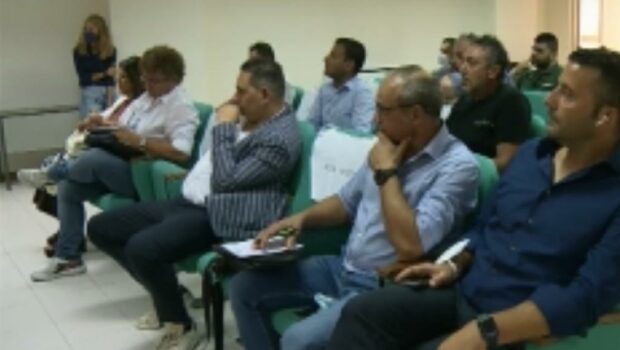 Melfi, gli 85 operai dell'indotto devono scegliere fra tre opzioni, nessuna delle tre prevede per loro la continuità produttiva, solo la miseria della cassa integrazione e tante promesse da marinaio. E se gli operai scegliessero di rovesciare i tavoli? Se continuassero a bloccare tutto per imporre il loro riassorbimento nel "grande gruppo" Stellantis?