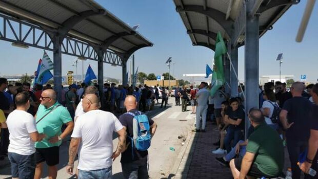 Dopo poco più di una anno dall’accordo che doveva fare il miracolo di smantellare una linea e conservare contemporaneamente il numero di occupati, Stellantis annuncia i tagli, senza mascherarli più con le “dimissioni incentivate”. Per ora riguardano solo la logistica, ma coinvolgeranno tutti gli operai dell’area industriale di Melfi. Il sindacato spezzetta invece la lotta, mobilitando solo la logistica. Ci vogliono “cucinare” un gruppo alla volta.