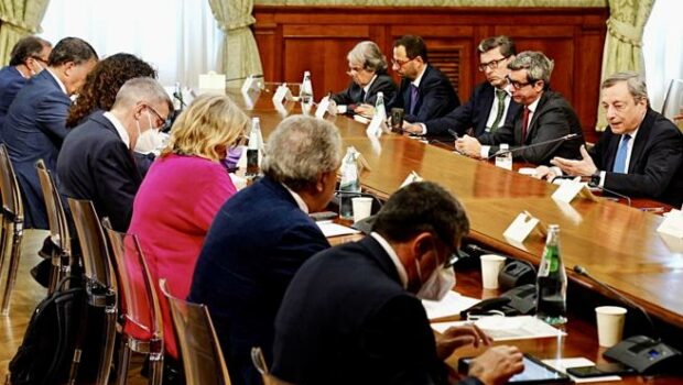 Con il decreto governativo “Aiuti bis” Draghi tenta, con quattro spiccioli, di comprarsi il consenso degli strati più immiseriti della società. Il pacco di pasta distribuito, prima del voto, dalla DC nel dopoguerra. I dirigenti sindacali sono sconcertati ma la lotta per consistenti aumenti salariali non è in programma, né per oggi, né per domani.